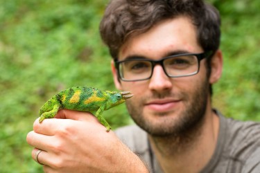 Matej v Ugandě s třírohým chameleonem